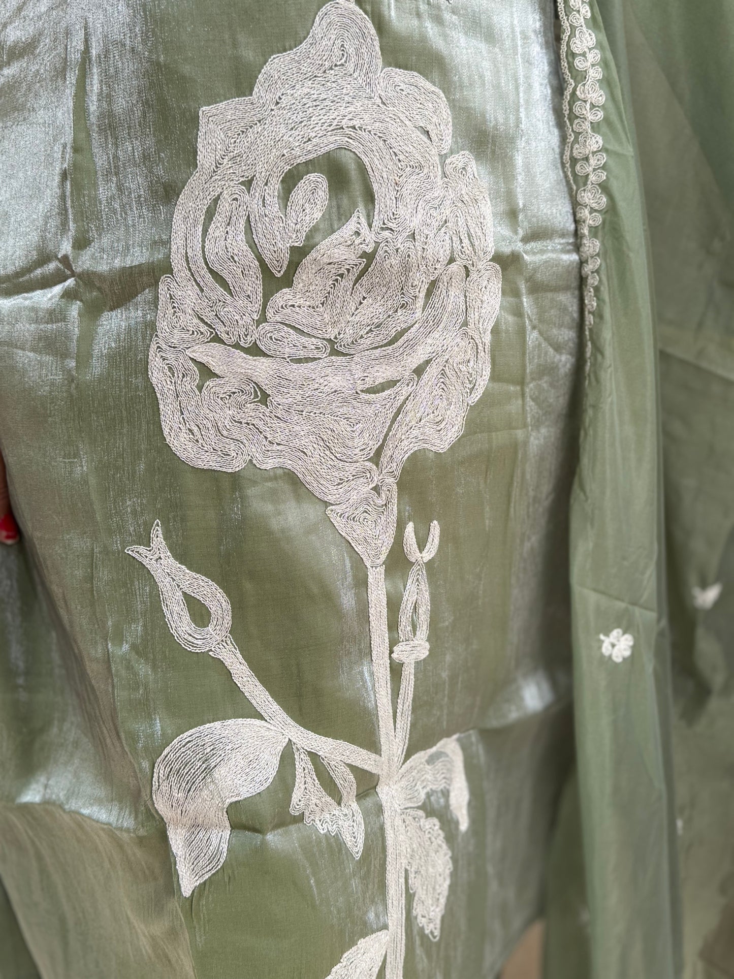 WHITE THREAD WORK RUSHIAN SILK BEAUTIFUL SUIT