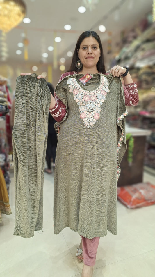 PISTA GREEN PREMIUM VELVET KAFTAAN WITH EARINGS