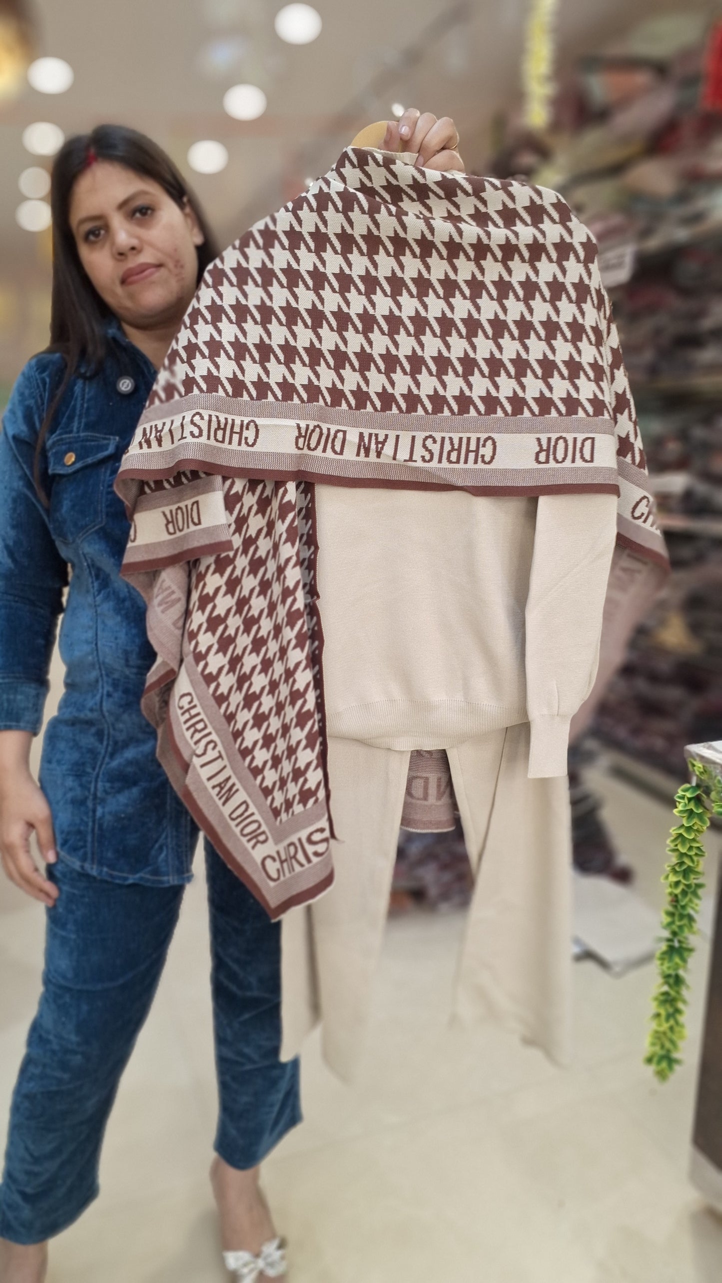 BEAUTIFUL WOLLEN KOREAN SHRUG TRACK CORDSET(ARICAL NO -2)