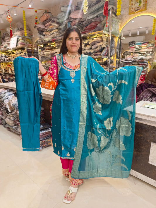 BEAUTIFUL FANDY NECK DESIGN EMBROIDED SUIT