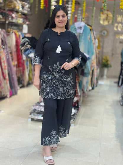 WHITE THREAD CORDSET WITH INDIPEHNAWA