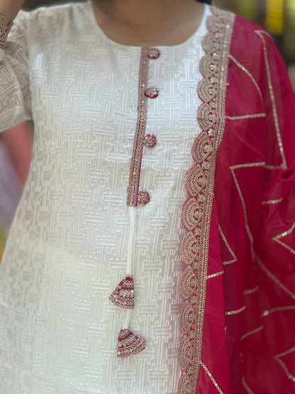 WHITE CHIKEN SUIT WITH HEAVY DUPPTA BY INDIPEHNAWA