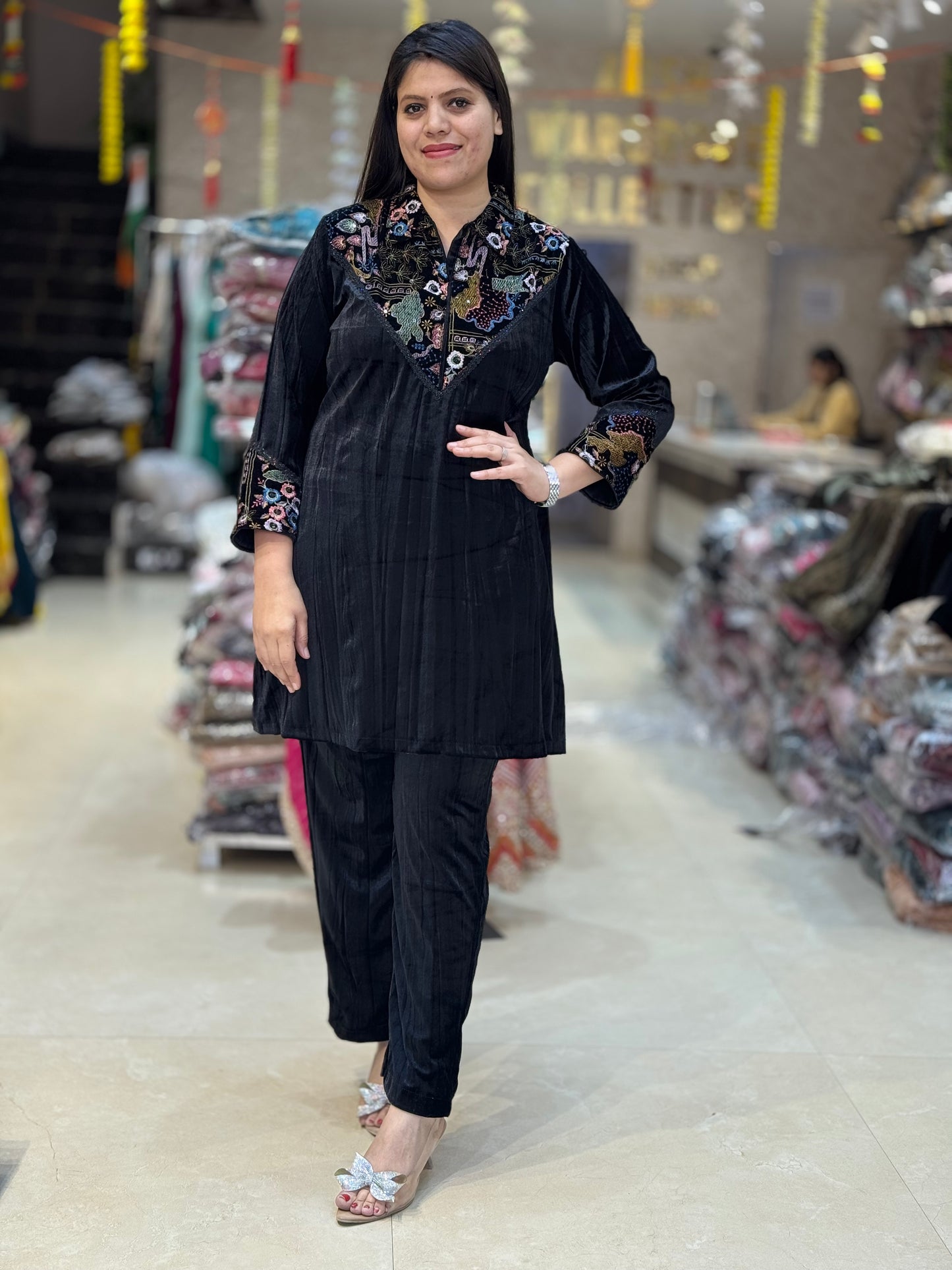 BEAUTIFUL NECK DESIGN BACK AND FRONT VELVET CORDSET